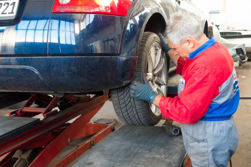 boutique-ST MARTIN DU VAR-min_auto_repair_repair_lift_auto_mechanic_work_clothes_master_professional_man_of_the_fold-685629