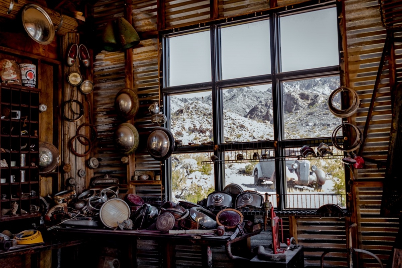 boutique-ST MARTIN DU VAR-min_shop_window_part_junk_abandoned-138873